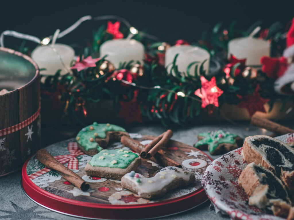 Mit weihnachtlichem Gebäck gefüllter Teller mit schöner Dekoration